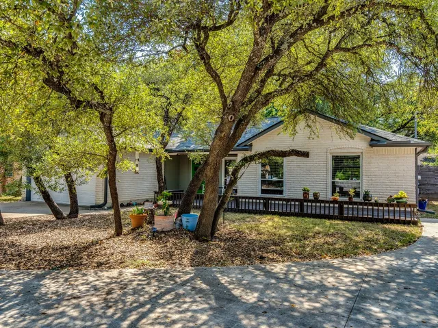 a view of a house with backyard