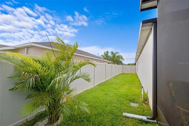 a view of a backyard