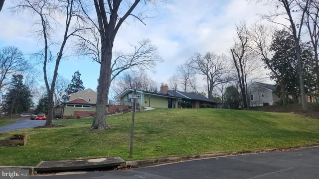 $4,400 | 7609 Woodridge Circle, Alexandria, VA 22308