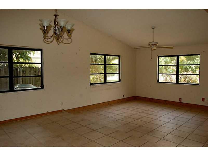 340 Northwest 36th Court Boca Raton, FL 33431 - Photo 5 of 22 Living Room