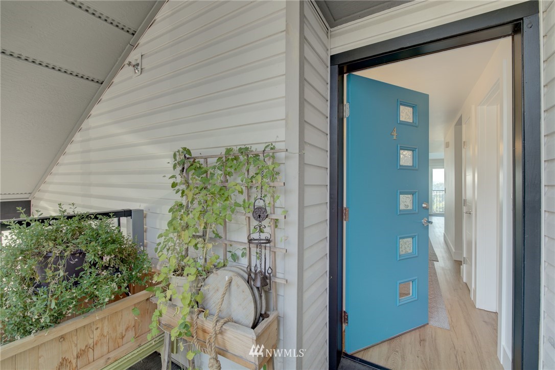 512 Mill Avenue South Renton, WA 98057 - Photo 4 of 19 a balcony with a potted plant