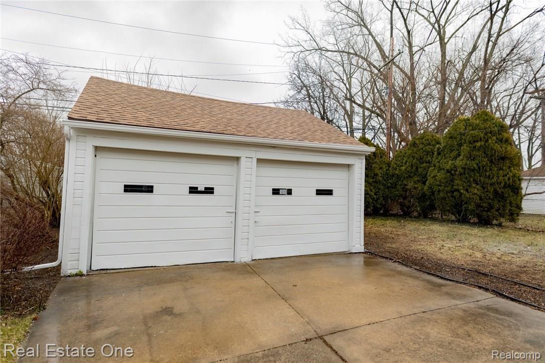 180 Riverside Drive Detroit, MI 48215 - Photo 27 of 30 Garage.jpg