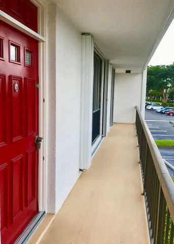 a picture of a book shelf