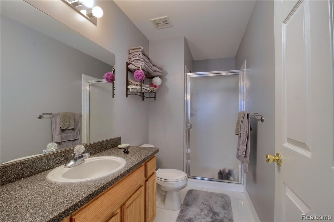 45505 Heather Ridge Drive, Unit 97 Macomb, MI 48044 - Photo 19 of 28 19-Master Bathroom.jpg