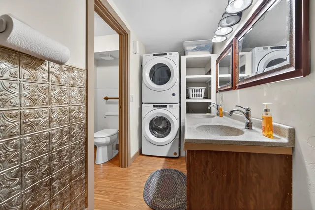 $975,000 | 107 Lamine Lane, Combined Locks, WI 54113