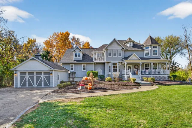 $975,000 | 107 Lamine Lane, Combined Locks, WI 54113