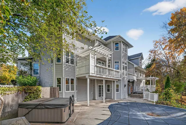 $975,000 | 107 Lamine Lane, Combined Locks, WI 54113