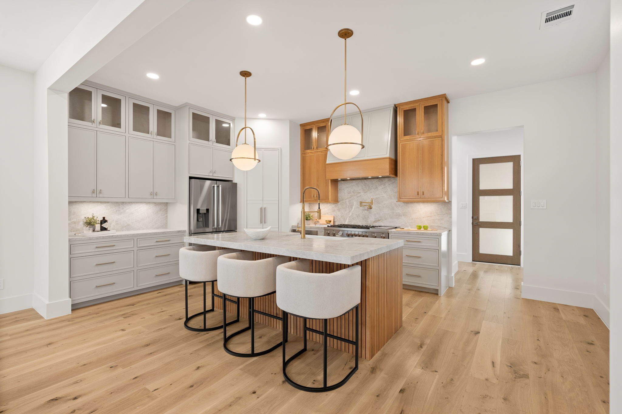 710 Waverly Street, Unit D Houston, TX 77007 - Photo 7 of 43 Custom glass showcase cabinets