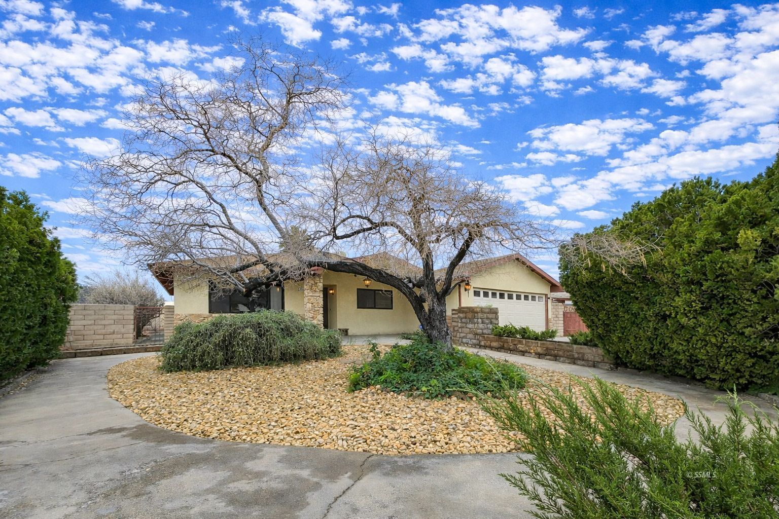 441 Cheyenne Circle Ridgecrest, CA 93555 - Photo 2 of 34 a front view of a house with garden