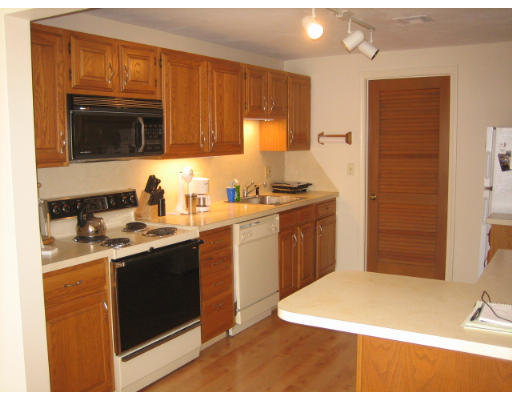 914 A Ridgefield Circle, Unit A Clinton, MA 01510 - Photo 2 of 4 Gallery Image 2