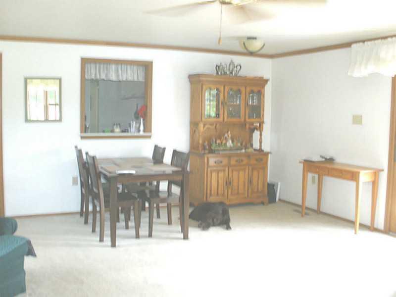 800 Lindsay Road Carnegie, PA 15106 - Photo 5 of 13 Family Room.