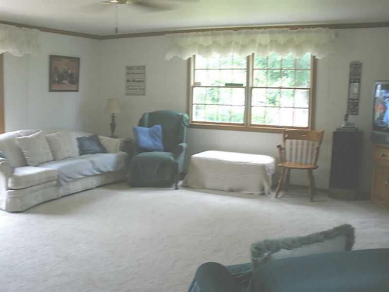 800 Lindsay Road Carnegie, PA 15106 - Photo 6 of 13 Family Room.