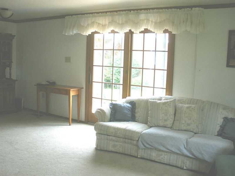 800 Lindsay Road Carnegie, PA 15106 - Photo 7 of 13 Family Room.