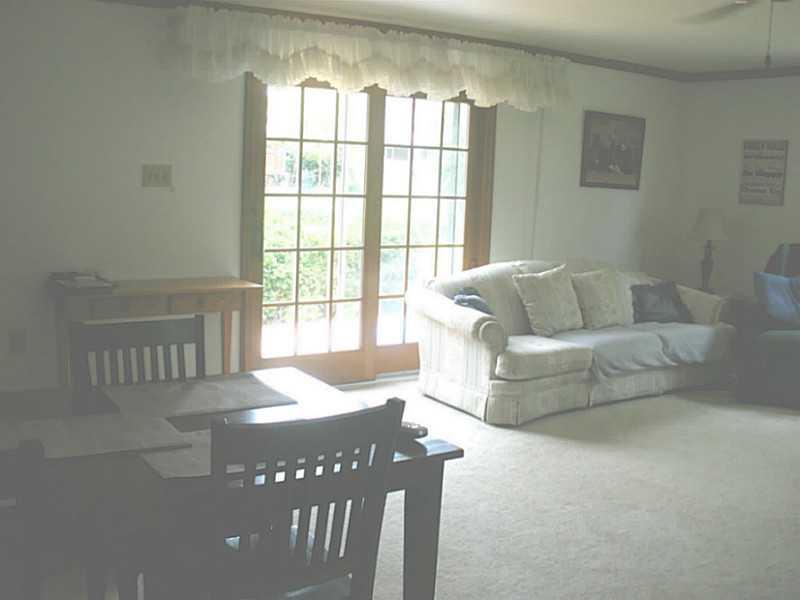 800 Lindsay Road Carnegie, PA 15106 - Photo 8 of 13 Family Room.