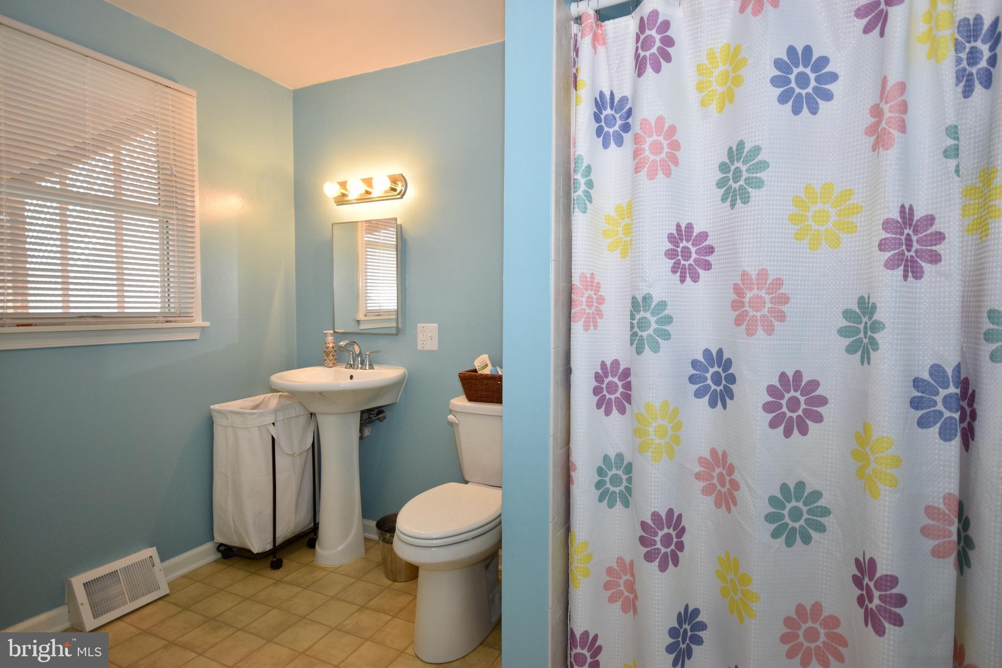 517 Ridley Avenue Folsom, PA 19033 - Photo 8 of 27 Gallery Image 8
