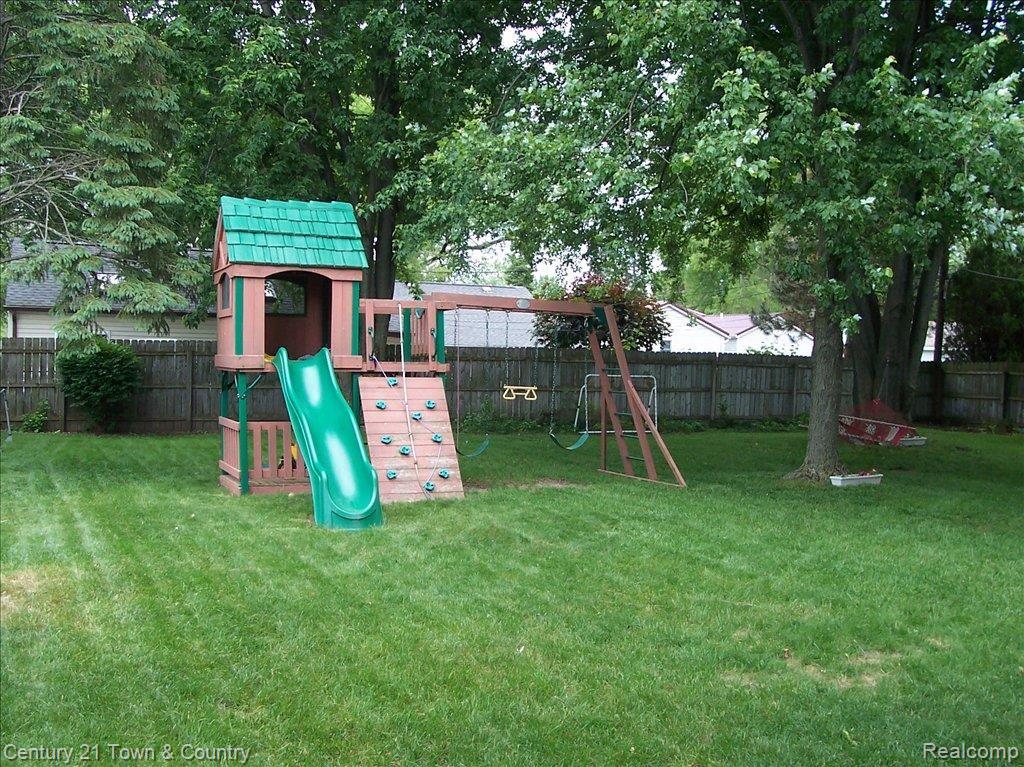 47880 Frederick Road Utica, MI 48317 - Photo 2 of 15 Backyard