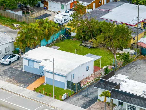 a view of a backyard