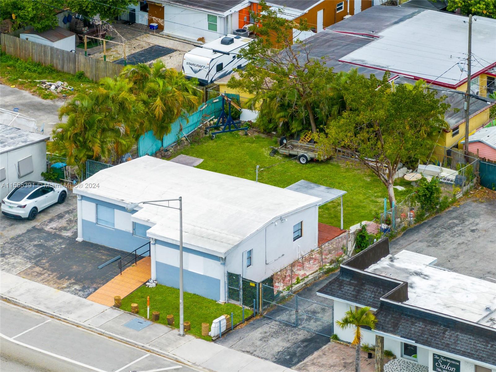6335 Pembroke Road Hollywood, FL 33023 - Photo 20 of 29 an aerial view of a house with swimming pool and large trees