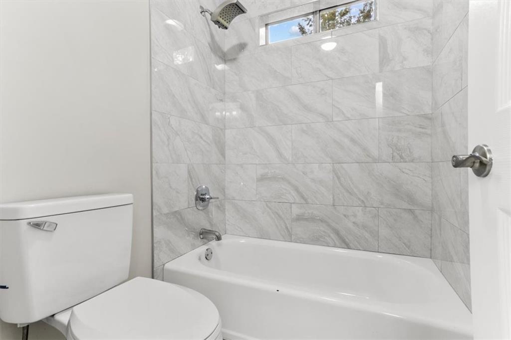 3425 Kingsland Circle Berkeley Lake, GA 30096 - Photo 33 of 45 a bath room with a toilet and a bath tub