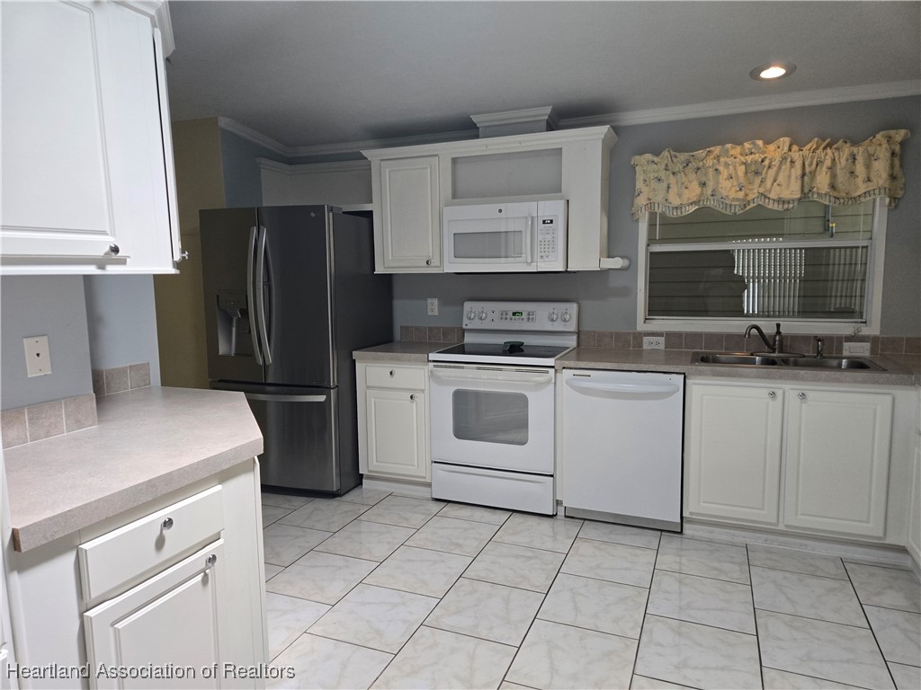 429 Sunbird Square Sebring, FL 33872 - Photo 3 of 32