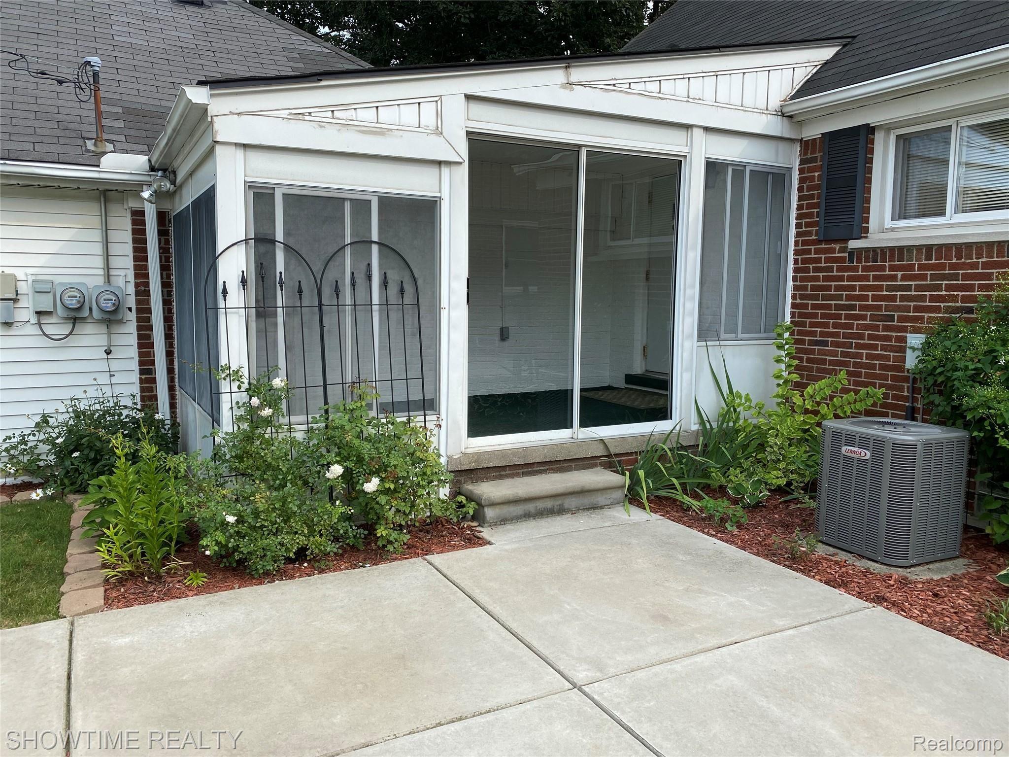 15143 Charles R Avenue Eastpointe, MI 48021 - Photo 14 of 18 IMG-4551.jpg