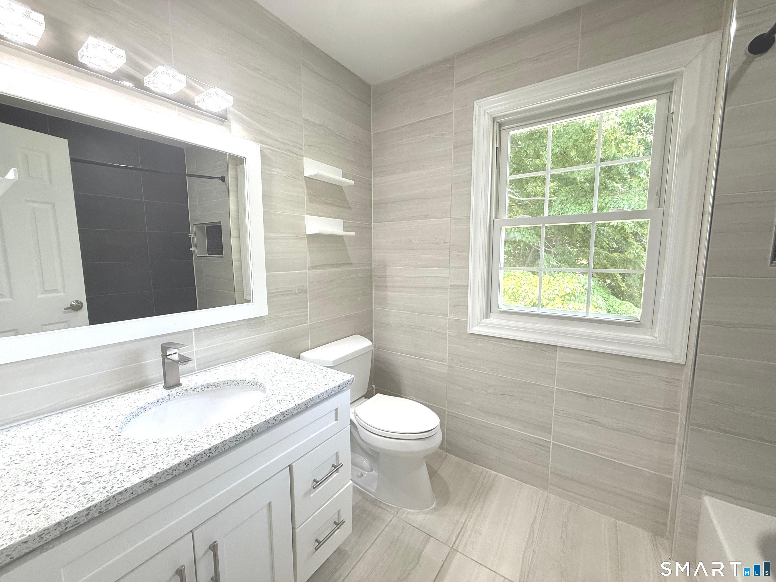 5 Griffith Road Greenwich, CT 06878 - Photo 16 of 34 Primary Full Bathroom (Upper Level)