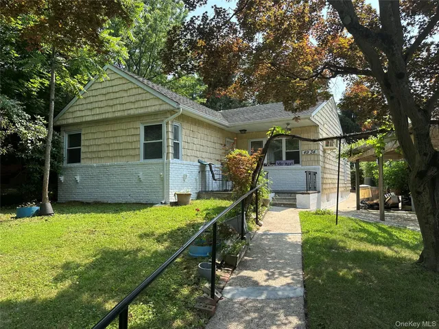 a view of house with a yard