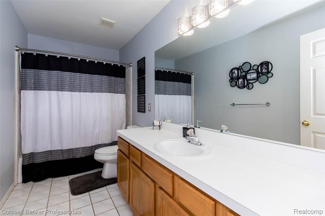 45277 Lothrop Road Canton, MI 48188 - Photo 27 of 43 Upstairs full bathroom