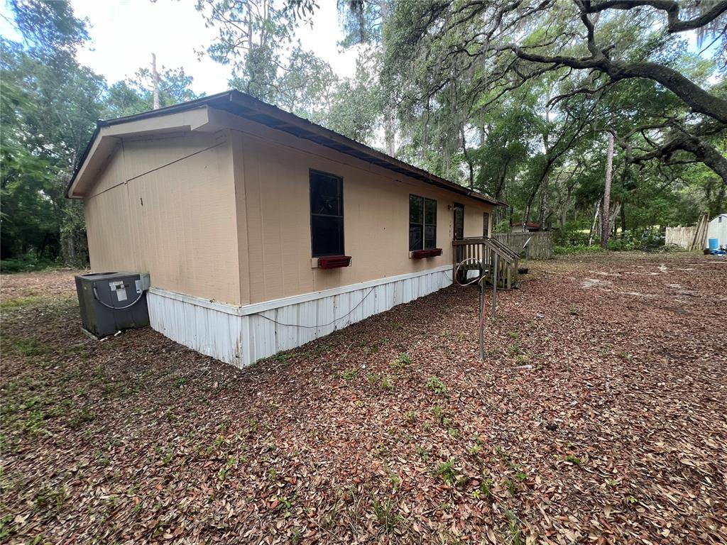 1963 Highway 20 Hawthorne, FL 32640 - Photo 10 of 12 a view of a small house with a yard and large tree