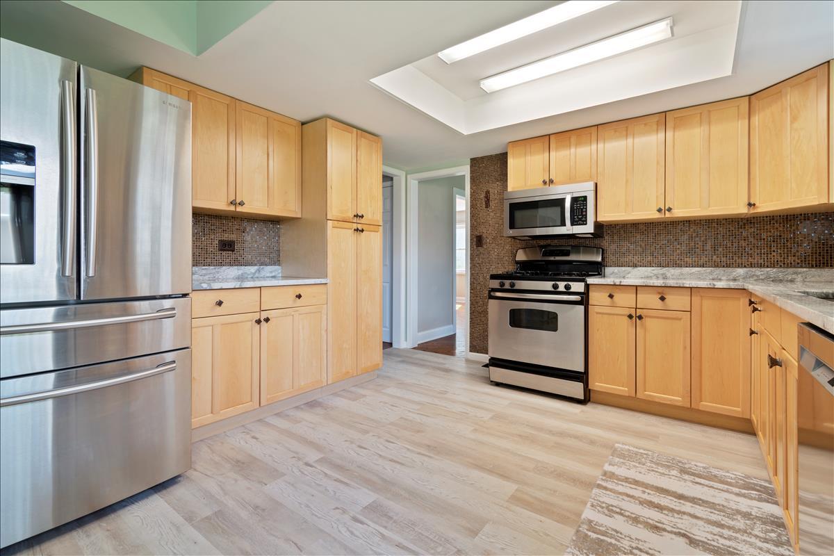 110 Stonegate Road Buffalo Grove, IL 60089 - Photo 12 of 25 a kitchen with a refrigerator stove and sink