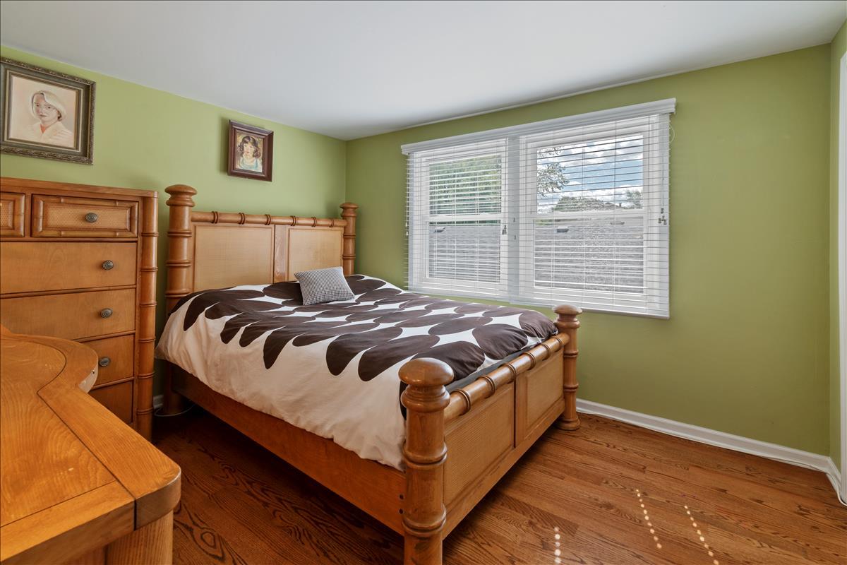110 Stonegate Road Buffalo Grove, IL 60089 - Photo 19 of 25 a bed sitting in a bedroom next to a window