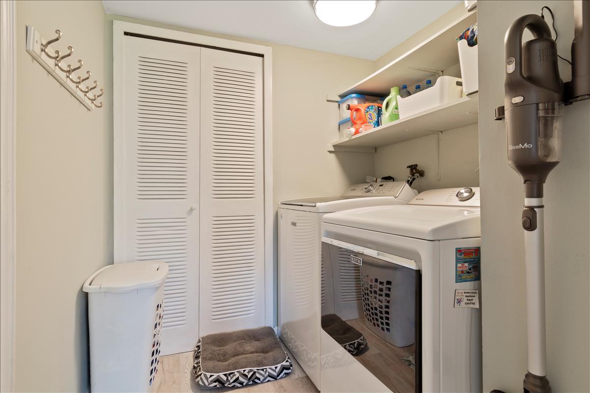 110 Stonegate Road Buffalo Grove, IL 60089 - Photo 22 of 25 a utility room with dryer and washer