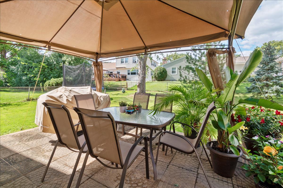 110 Stonegate Road Buffalo Grove, IL 60089 - Photo 24 of 25 a view of an outdoor sitting area with a table & chairs