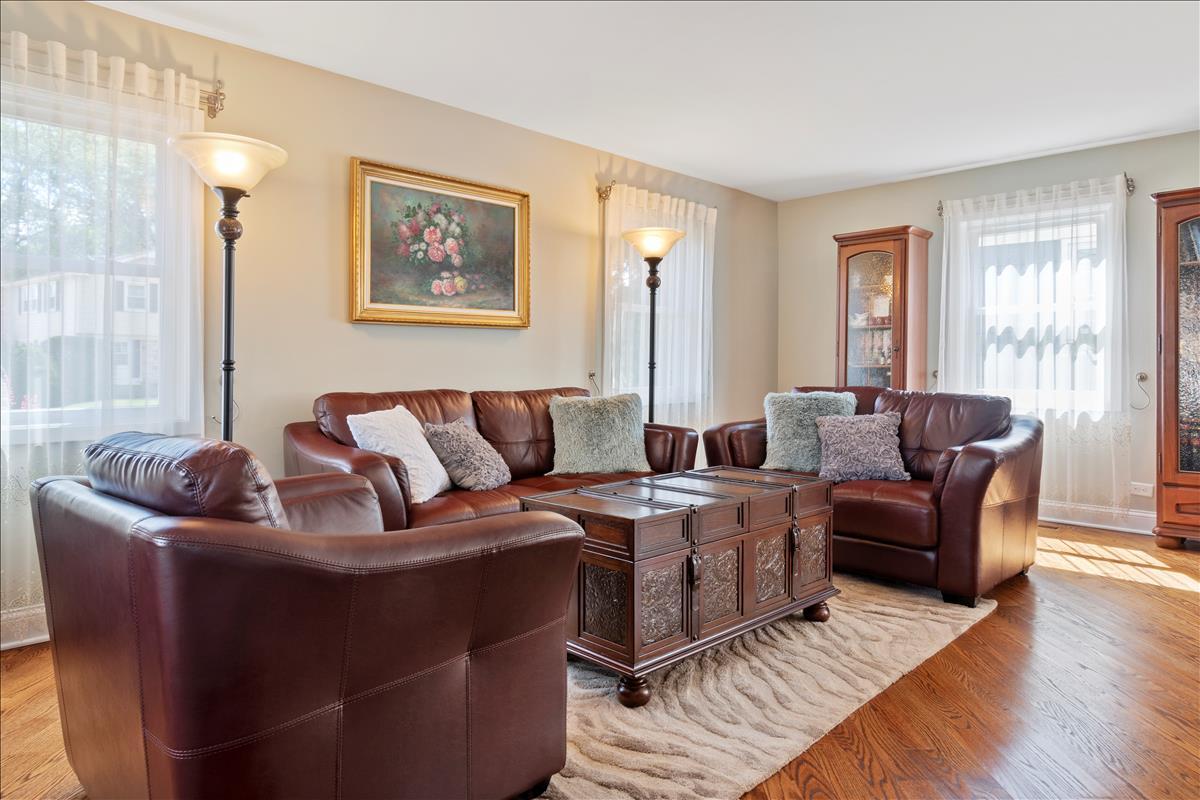 110 Stonegate Road Buffalo Grove, IL 60089 - Photo 4 of 25 a living room with furniture window and wooden floor