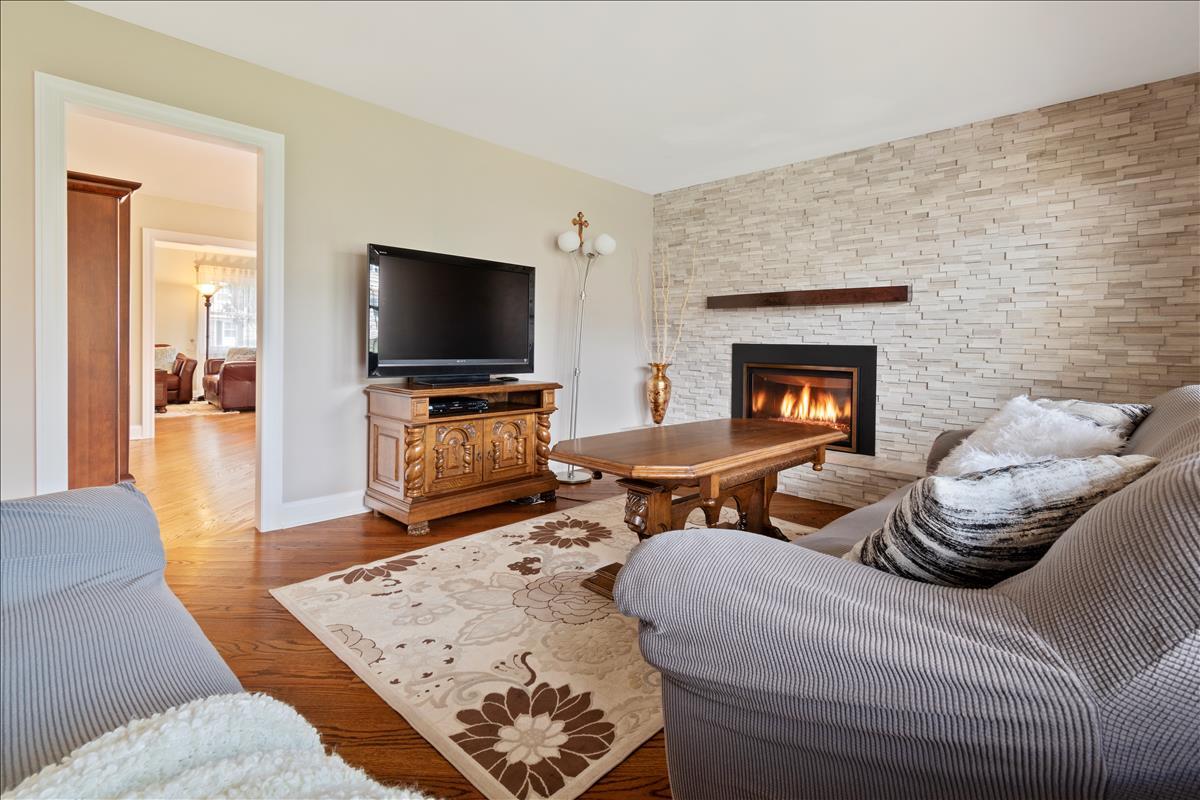 110 Stonegate Road Buffalo Grove, IL 60089 - Photo 8 of 25 a living room with furniture and a flat screen tv