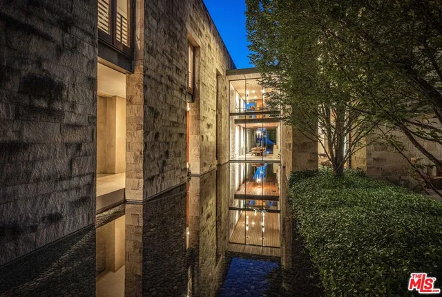 a view of a yard of the house