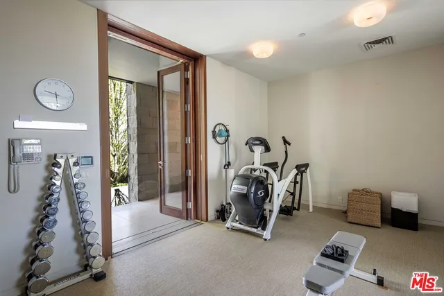 a view of a house with backyard and garden