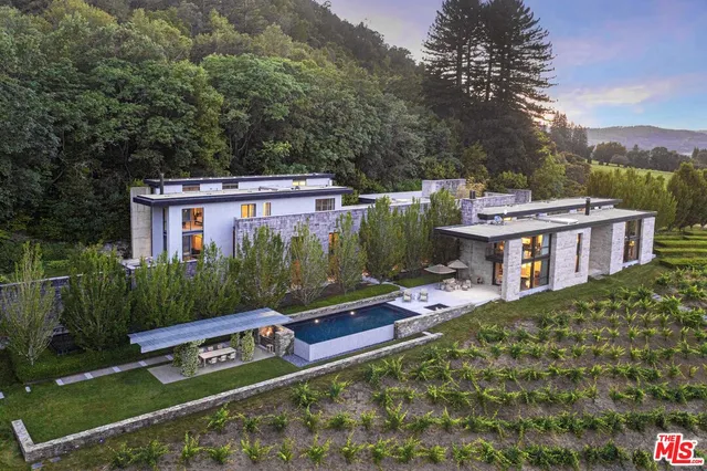 a view of a house with backyard and garden