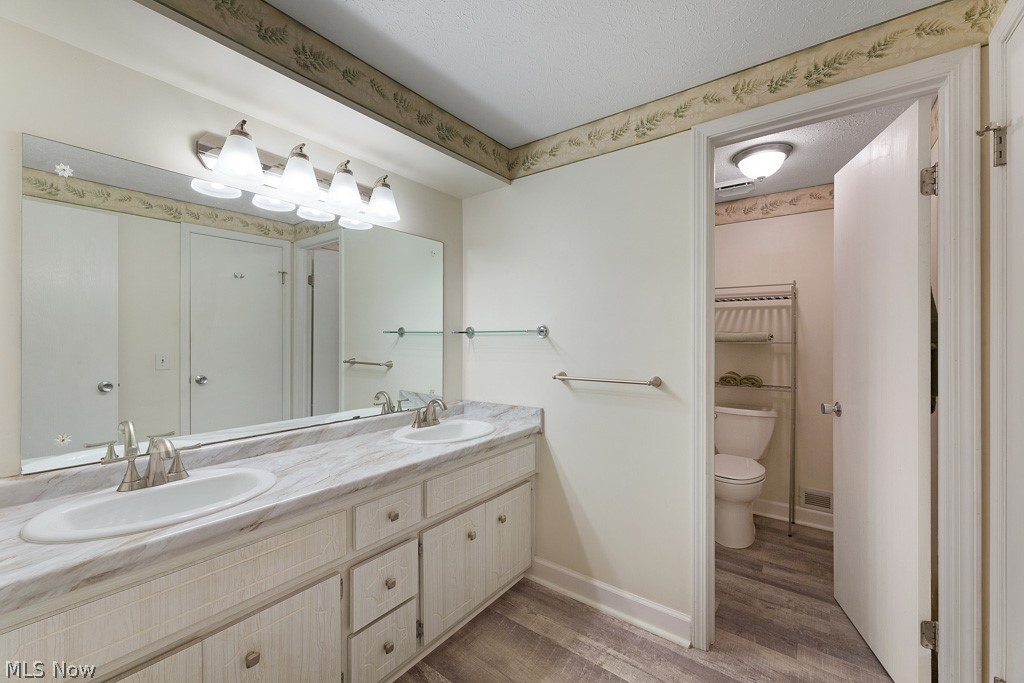 37484 Hunters Ridge Solon, OH 44139 - Photo 19 of 24 Full bath with double sinks and separate shower room