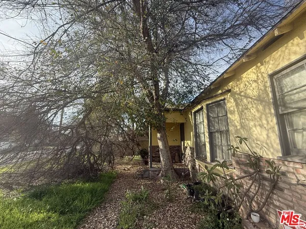a view of a back yard of the house