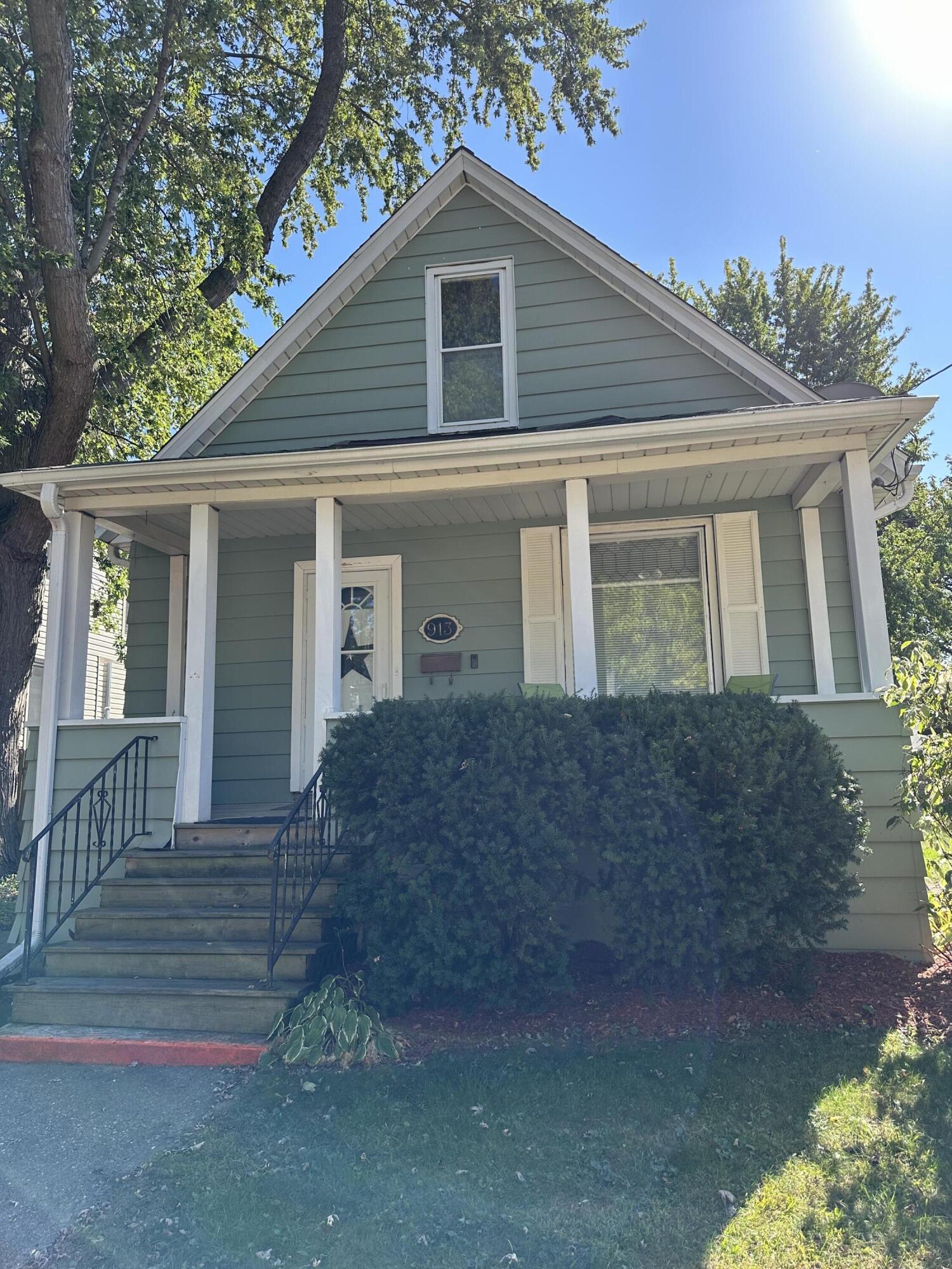 913 69th Street Kenosha, WI 53143 - Photo 1 of 23 Front of Home