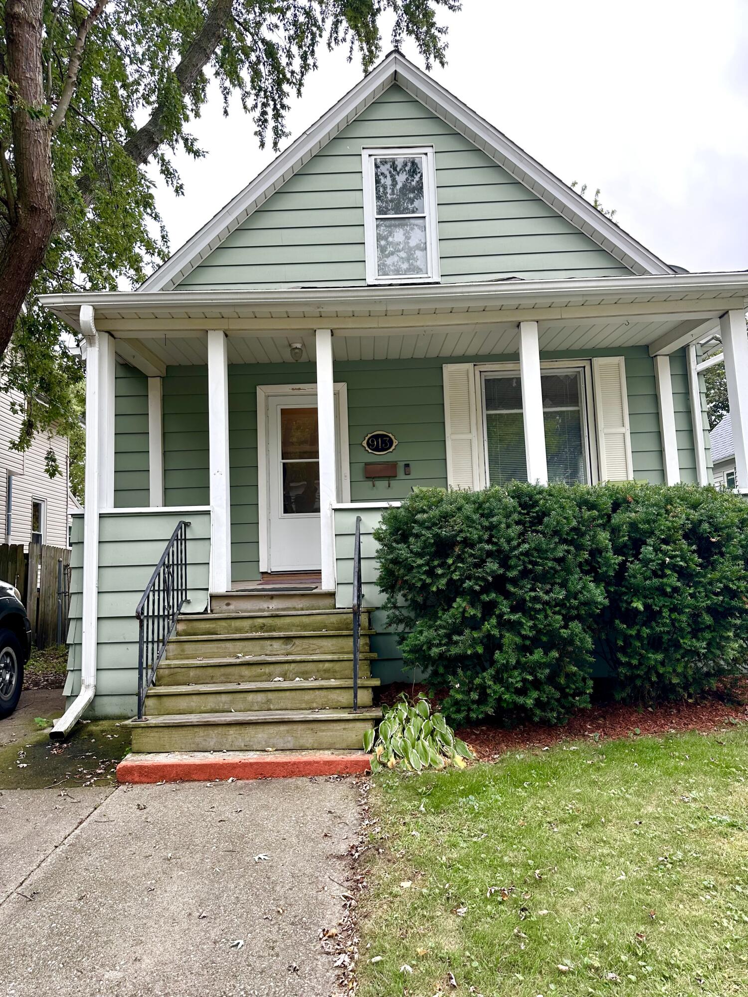913 69th Street Kenosha, WI 53143 - Photo 18 of 23 Front of Home