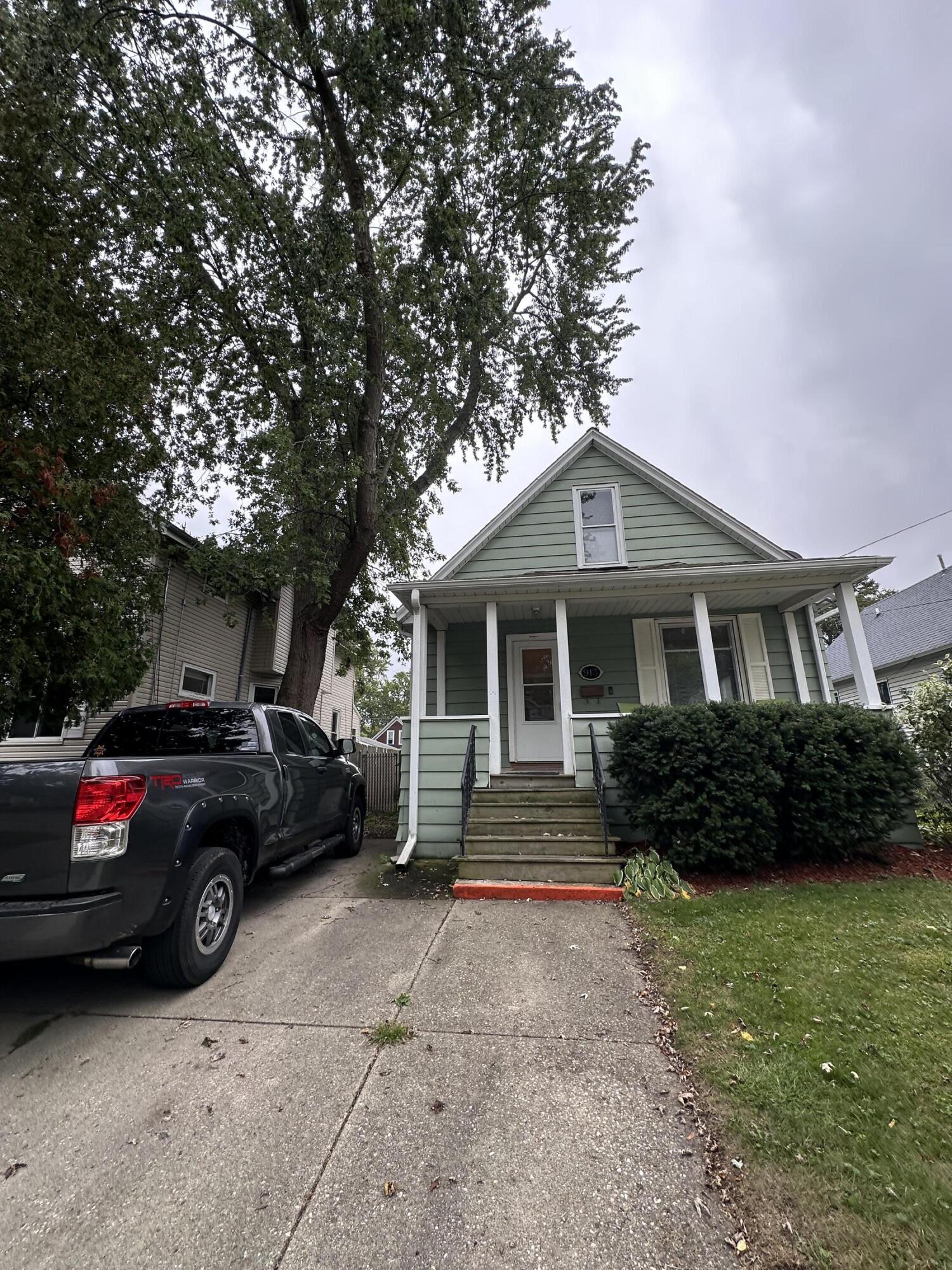 913 69th Street Kenosha, WI 53143 - Photo 19 of 23 Front/Driveway