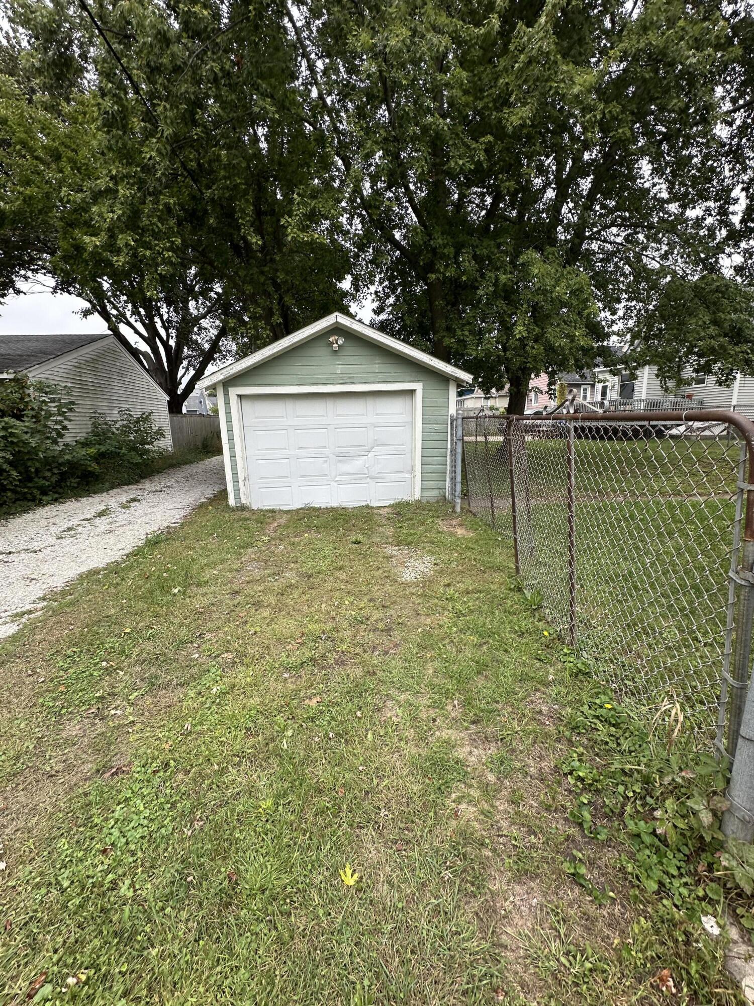 913 69th Street Kenosha, WI 53143 - Photo 22 of 23 Garage