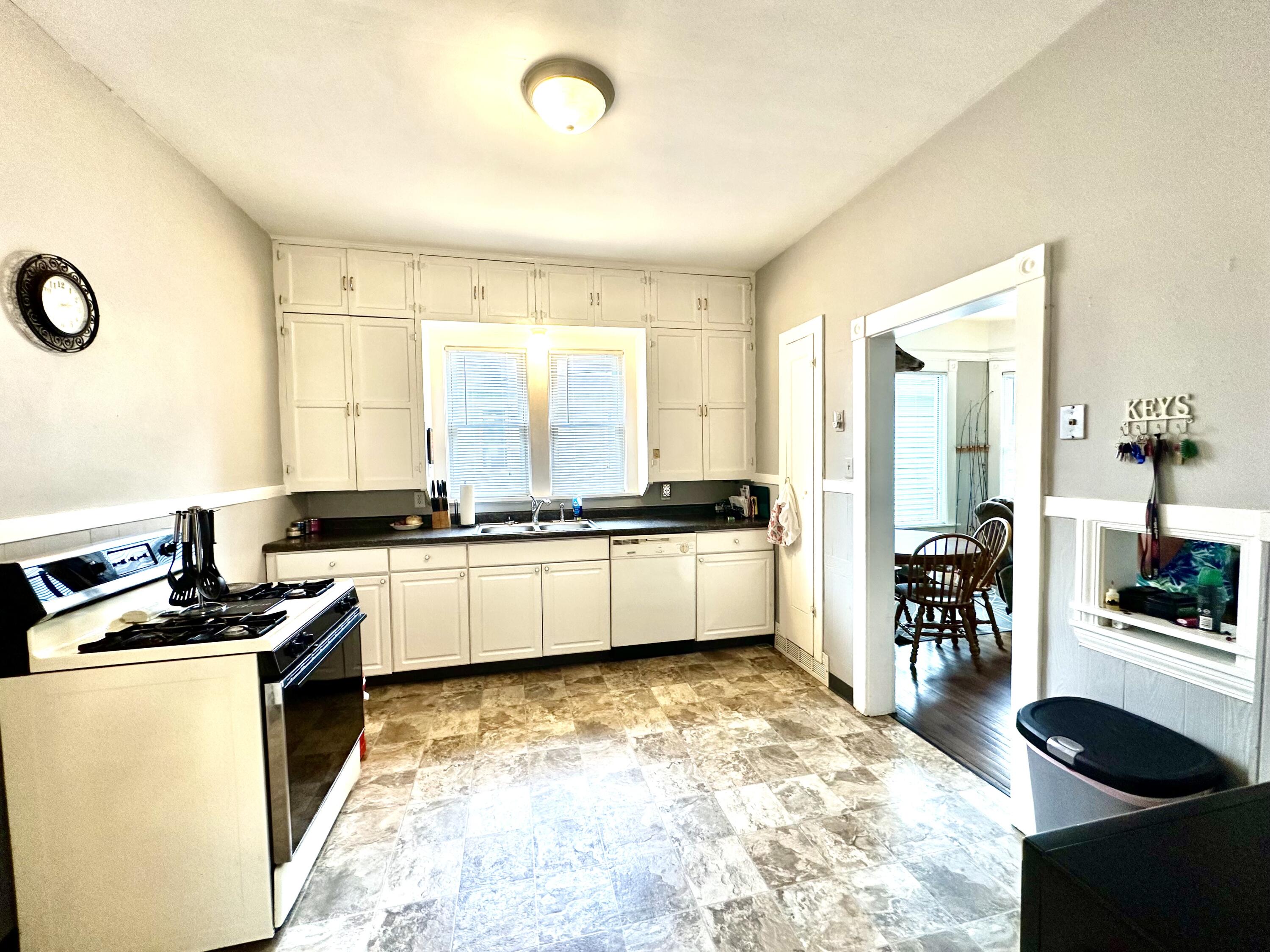 913 69th Street Kenosha, WI 53143 - Photo 3 of 23 Kitchen