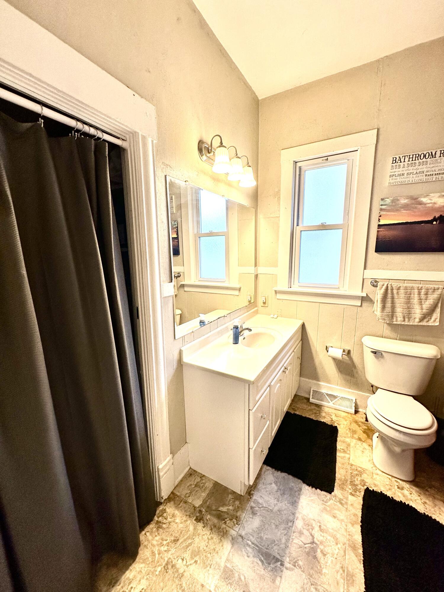 913 69th Street Kenosha, WI 53143 - Photo 9 of 23 Full Bathroom