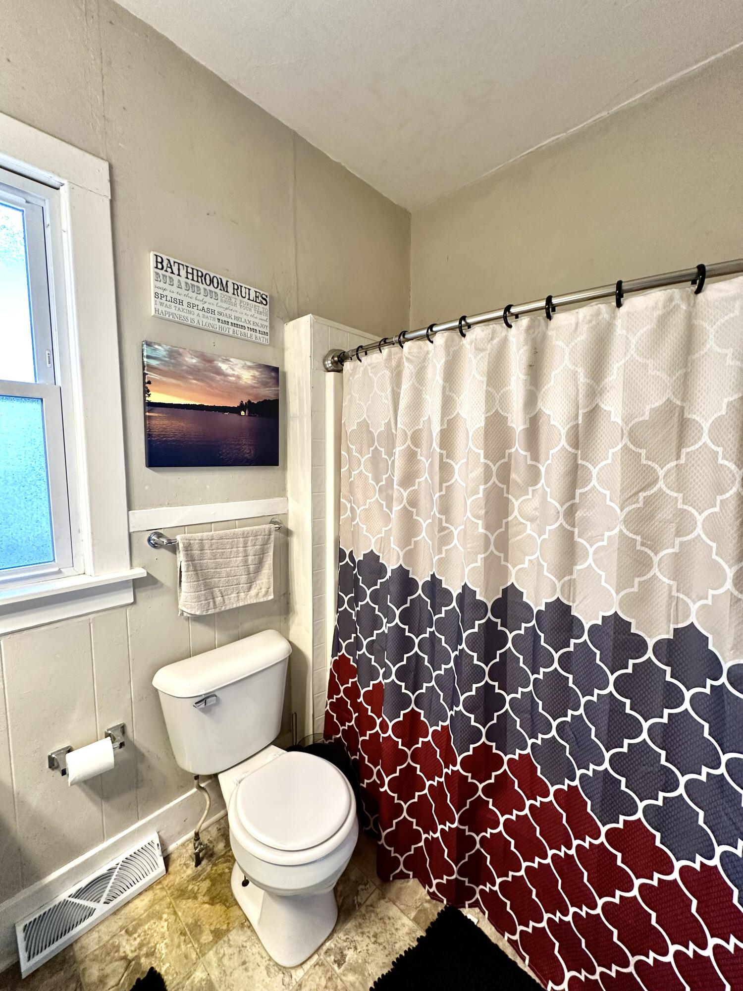 913 69th Street Kenosha, WI 53143 - Photo 10 of 23 Full Bathroom