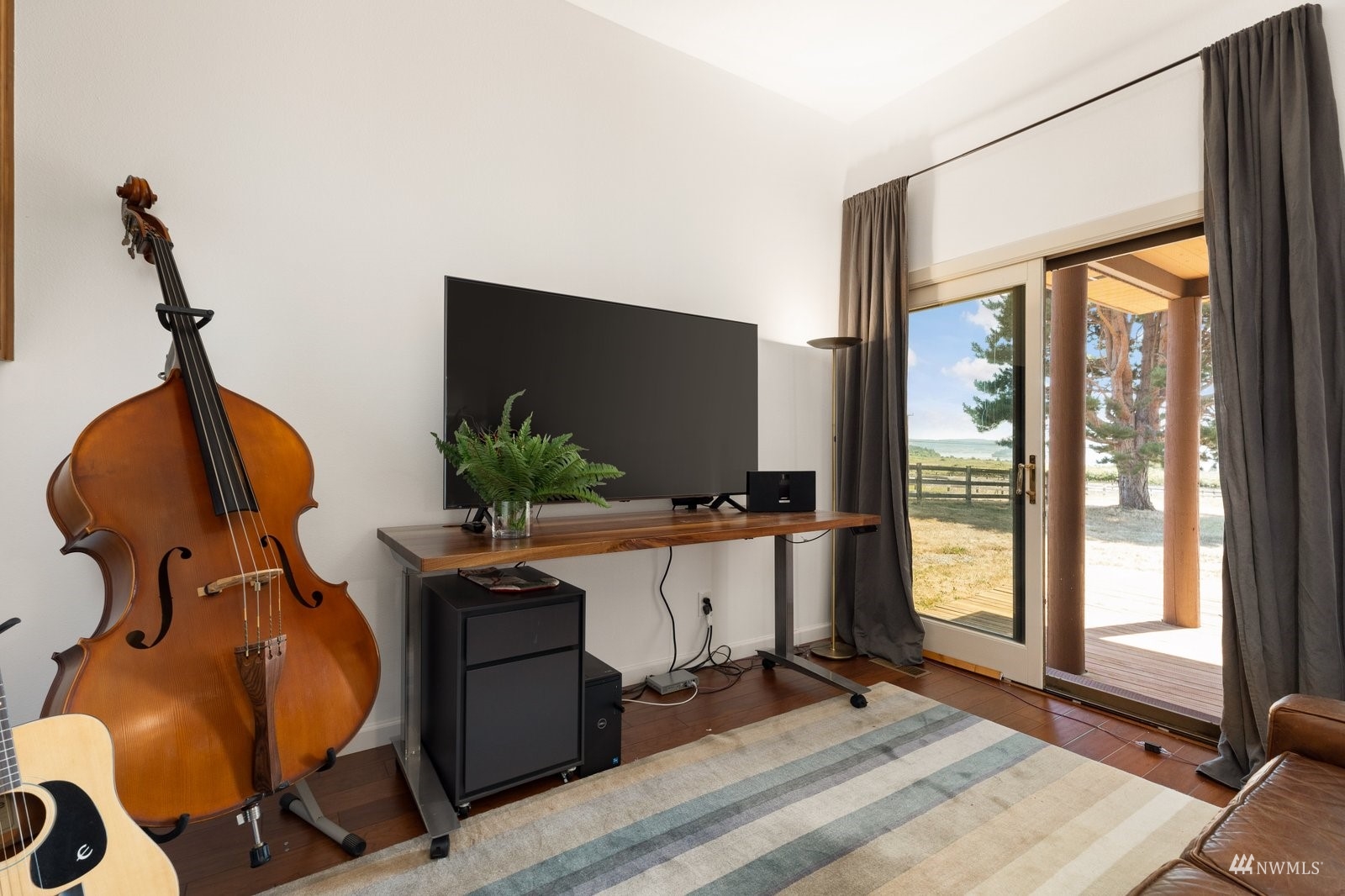 495 East Crescent Harbor Road Oak Harbor, WA 98277 - Photo 18 of 40 a room with gym equipment and windows