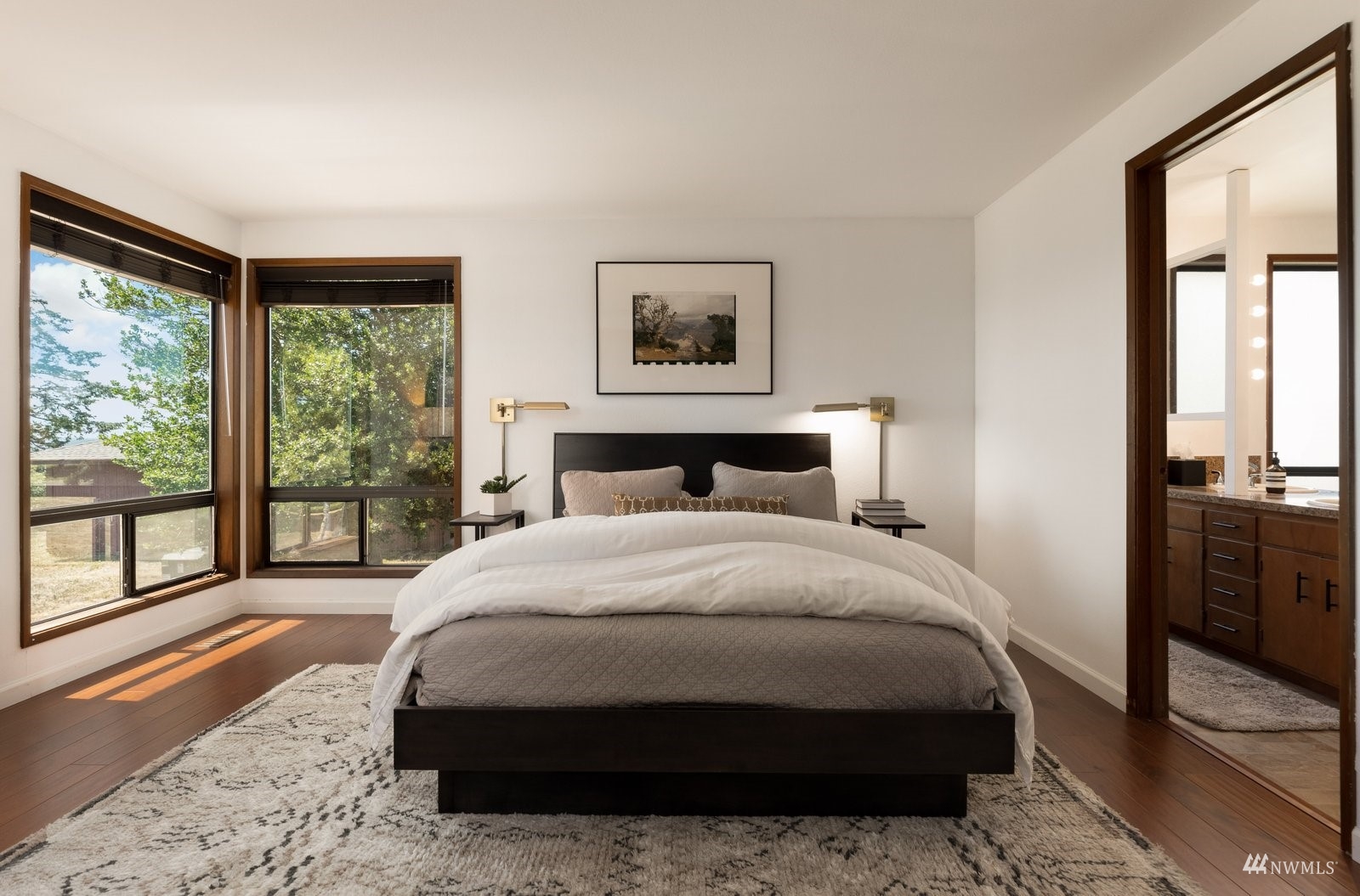 495 East Crescent Harbor Road Oak Harbor, WA 98277 - Photo 20 of 40 a bedroom with a large bed and a window