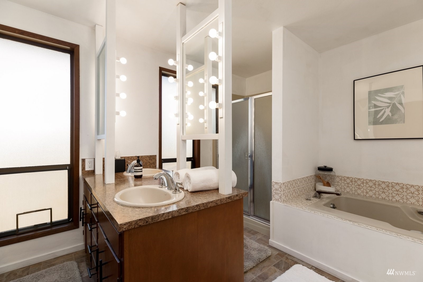 495 East Crescent Harbor Road Oak Harbor, WA 98277 - Photo 23 of 40 a bathroom with a tub sink and mirror